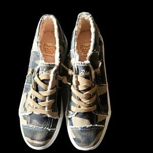 Blowfish Camo canvas women's lace up Sneakers sz 8.5